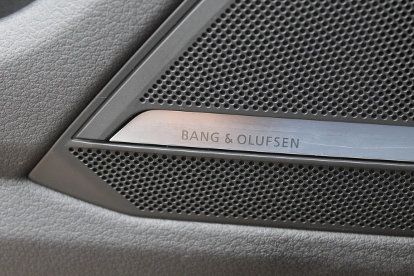 Audi RS6 Avant TFSI quattro / Trekhaak / Panoramadak / Keramisch / 360Camera / Head-up / Softclose / Standverwarming / B&O / Volleder / 22'' /  Apple CarPlay / Achterasbesturing / Luchtvering / Dodehoek / DAB / ACC / St