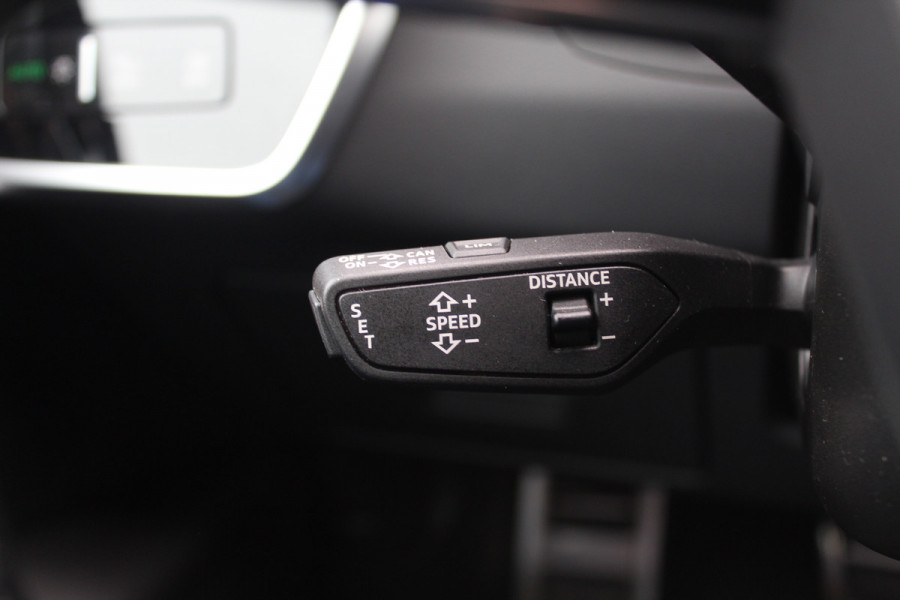 Audi RS6 Avant TFSI quattro / Trekhaak / Panoramadak / Keramisch / 360Camera / Head-up / Softclose / Standverwarming / B&O / Volleder / 22'' /  Apple CarPlay / Achterasbesturing / Luchtvering / Dodehoek / DAB / ACC / St