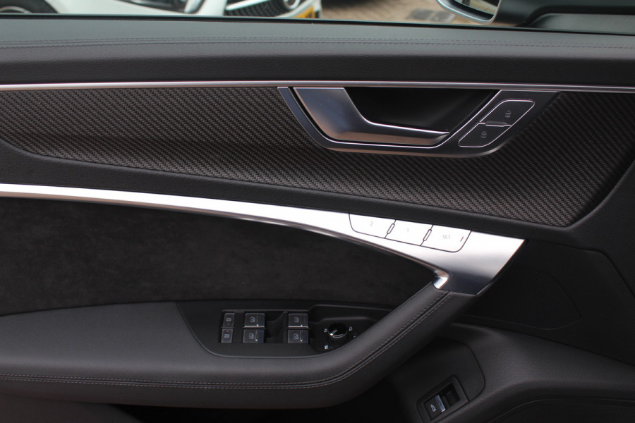 Audi RS6 Avant TFSI quattro / Trekhaak / Panoramadak / Keramisch / 360Camera / Head-up / Softclose / Standverwarming / B&O / Volleder / 22'' /  Apple CarPlay / Achterasbesturing / Luchtvering / Dodehoek / DAB / ACC / St