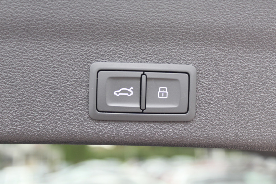 Audi RS6 Avant TFSI quattro / Trekhaak / Panoramadak / Keramisch / 360Camera / Head-up / Softclose / Standverwarming / B&O / Volleder / 22'' /  Apple CarPlay / Achterasbesturing / Luchtvering / Dodehoek / DAB / ACC / St