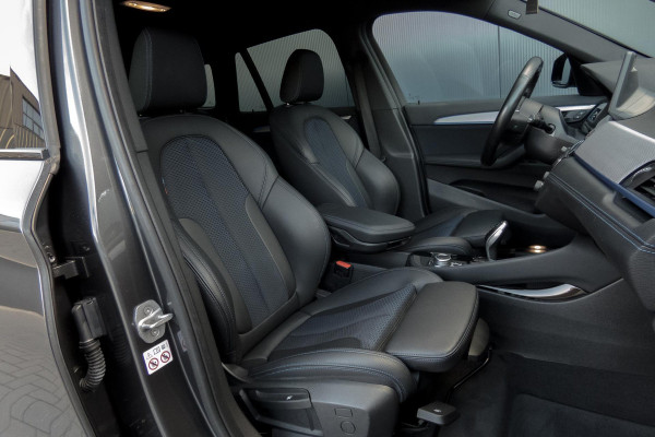 BMW X1 SDrive18i High Executive M-PAKKET | ADAPTIEVE CRUISE CONTROL | TREKHAAK | HEAD UP DISPLAY
