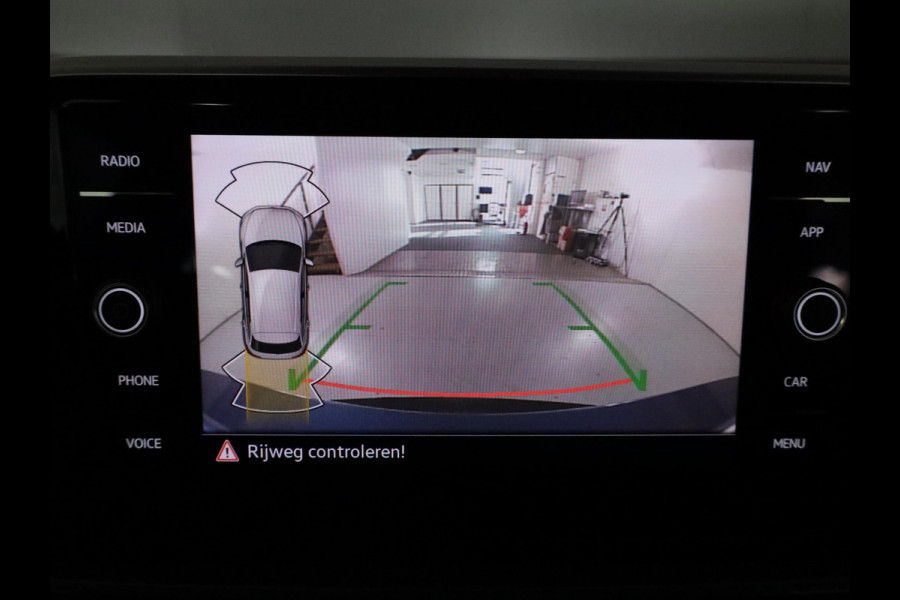 Volkswagen T-Roc 1.5 TSI Style 150 PK DSG | Verlengde garantie | Panorama dak | Keyless entry | Parkeer camera | El. achterklep | Volkswagen T-Roc 1.5 TSI Style 150 PK DSG | Verlengde garantie | Panorama dak | Keyless entry | Parkeer camera | El. achterklep |