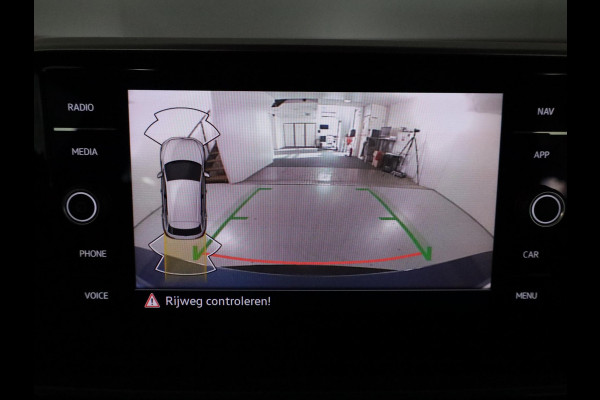 Volkswagen T-Roc 1.5 TSI Style 150 PK DSG | Verlengde garantie | Panorama dak | Keyless entry | Parkeer camera | El. achterklep | Volkswagen T-Roc 1.5 TSI Style 150 PK DSG | Verlengde garantie | Panorama dak | Keyless entry | Parkeer camera | El. achterklep |