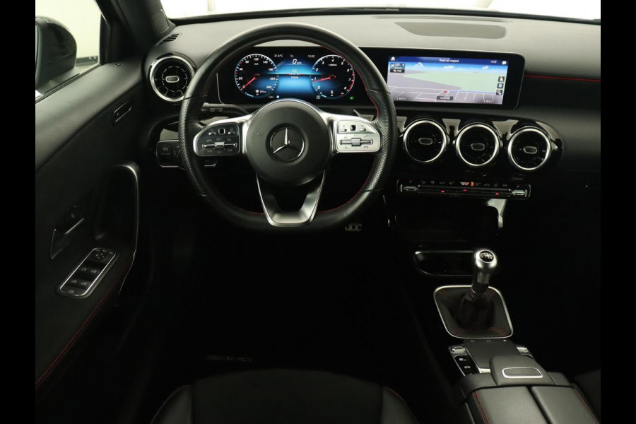 Mercedes-Benz A-Klasse 180 Business Solution AMG | Panoramadak | Stoelverwarming | Leder/Alcantara | Navigatie | Park Assist | Camera | Widescreen | Full LED