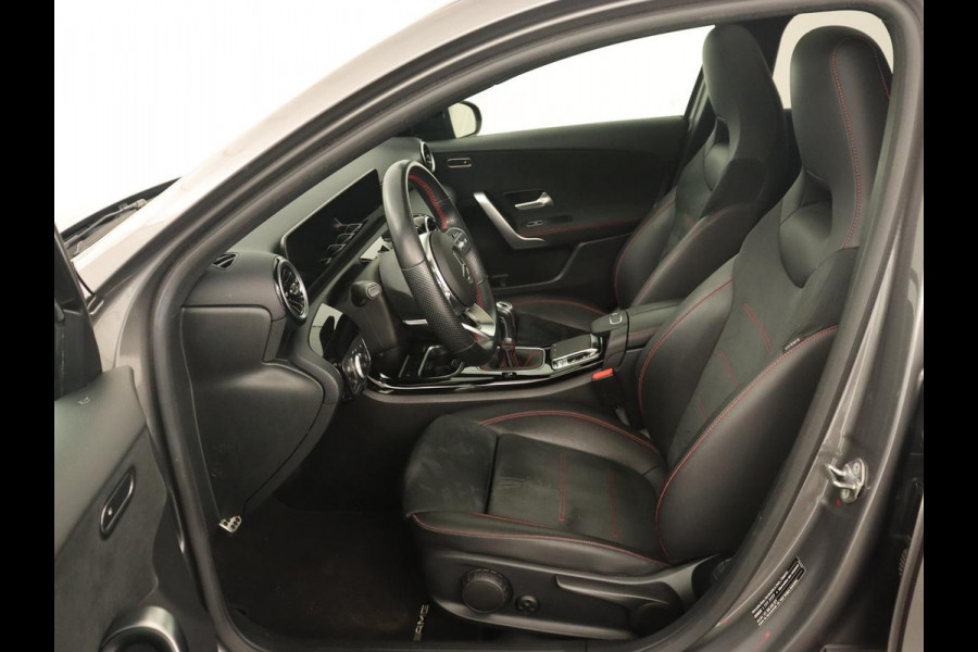 Mercedes-Benz A-Klasse 180 Business Solution AMG | Panoramadak | Stoelverwarming | Leder/Alcantara | Navigatie | Park Assist | Camera | Widescreen | Full LED