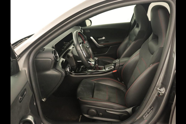 Mercedes-Benz A-Klasse 180 Business Solution AMG | Panoramadak | Stoelverwarming | Leder/Alcantara | Navigatie | Park Assist | Camera | Widescreen | Full LED