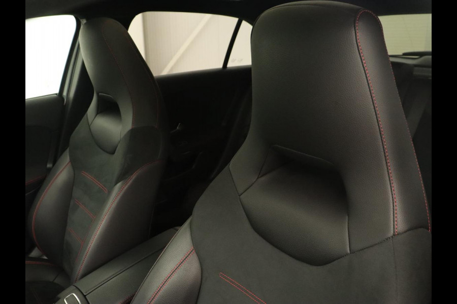 Mercedes-Benz A-Klasse 180 Business Solution AMG | Panoramadak | Stoelverwarming | Leder/Alcantara | Navigatie | Park Assist | Camera | Widescreen | Full LED