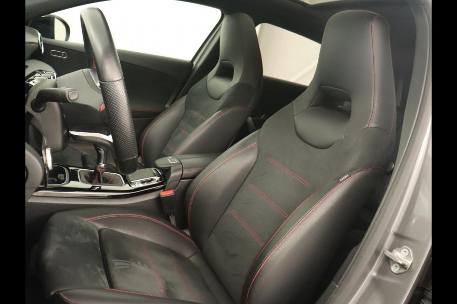 Mercedes-Benz A-Klasse 180 Business Solution AMG | Panoramadak | Stoelverwarming | Leder/Alcantara | Navigatie | Park Assist | Camera | Widescreen | Full LED