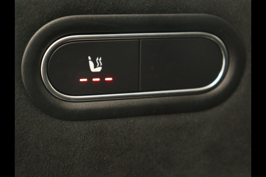 Mercedes-Benz A-Klasse 180 Business Solution AMG | Panoramadak | Stoelverwarming | Leder/Alcantara | Navigatie | Park Assist | Camera | Widescreen | Full LED