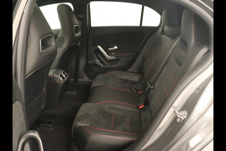 Mercedes-Benz A-Klasse 180 Business Solution AMG | Panoramadak | Stoelverwarming | Leder/Alcantara | Navigatie | Park Assist | Camera | Widescreen | Full LED