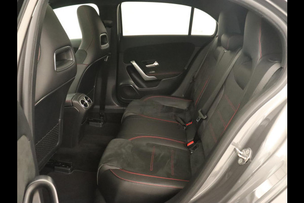 Mercedes-Benz A-Klasse 180 Business Solution AMG | Panoramadak | Stoelverwarming | Leder/Alcantara | Navigatie | Park Assist | Camera | Widescreen | Full LED