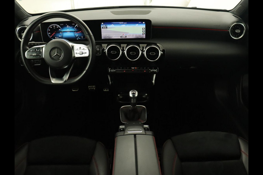 Mercedes-Benz A-Klasse 180 Business Solution AMG | Panoramadak | Stoelverwarming | Leder/Alcantara | Navigatie | Park Assist | Camera | Widescreen | Full LED