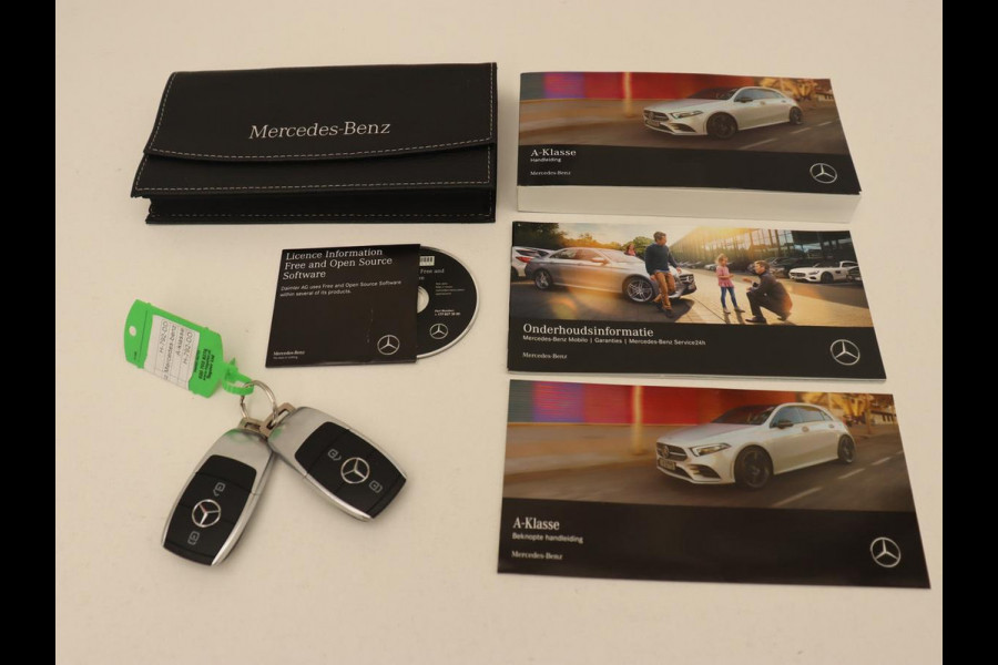 Mercedes-Benz A-Klasse 180 Business Solution AMG | Panoramadak | Stoelverwarming | Leder/Alcantara | Navigatie | Park Assist | Camera | Widescreen | Full LED