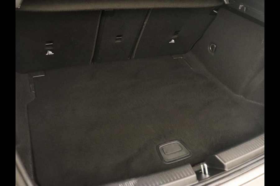 Mercedes-Benz A-Klasse 180 Business Solution AMG | Panoramadak | Stoelverwarming | Leder/Alcantara | Navigatie | Park Assist | Camera | Widescreen | Full LED