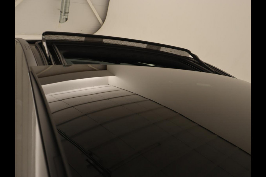 Mercedes-Benz A-Klasse 180 Business Solution AMG | Panoramadak | Stoelverwarming | Leder/Alcantara | Navigatie | Park Assist | Camera | Widescreen | Full LED
