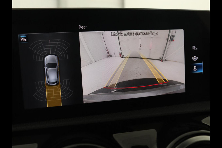 Mercedes-Benz A-Klasse 180 Business Solution AMG | Panoramadak | Stoelverwarming | Leder/Alcantara | Navigatie | Park Assist | Camera | Widescreen | Full LED