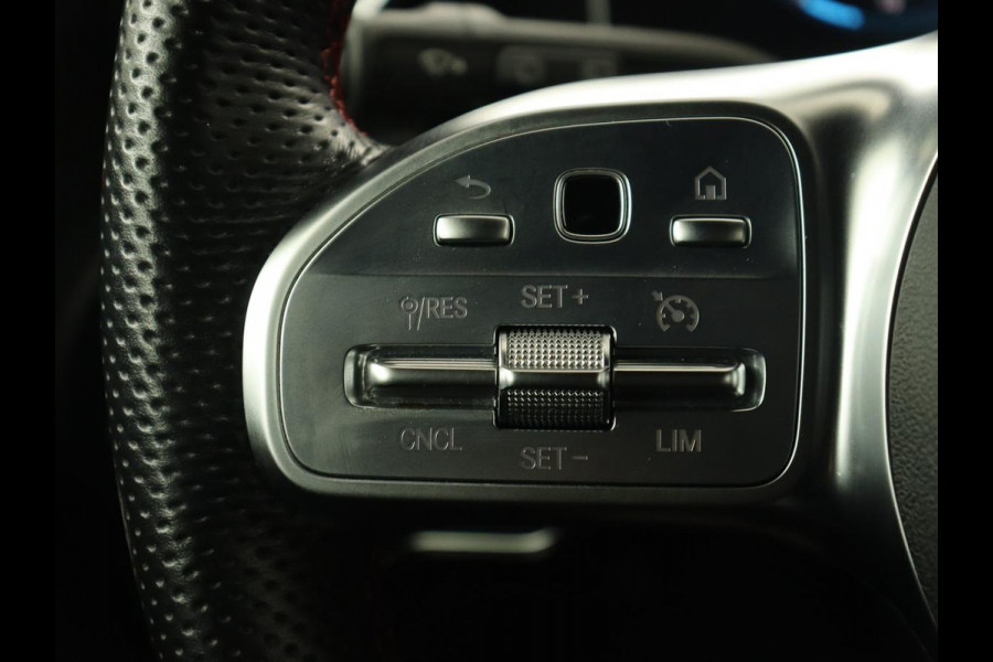 Mercedes-Benz A-Klasse 180 Business Solution AMG | Panoramadak | Stoelverwarming | Leder/Alcantara | Navigatie | Park Assist | Camera | Widescreen | Full LED