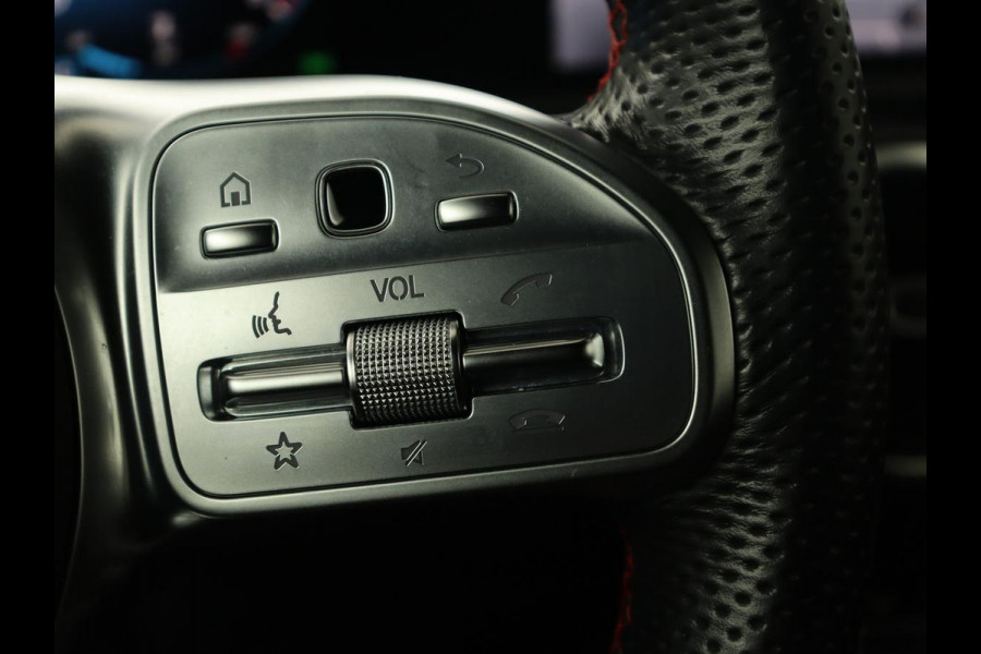 Mercedes-Benz A-Klasse 180 Business Solution AMG | Panoramadak | Stoelverwarming | Leder/Alcantara | Navigatie | Park Assist | Camera | Widescreen | Full LED