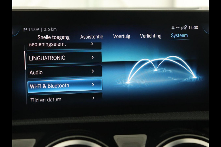Mercedes-Benz A-Klasse 180 Business Solution AMG | Panoramadak | Stoelverwarming | Leder/Alcantara | Navigatie | Park Assist | Camera | Widescreen | Full LED