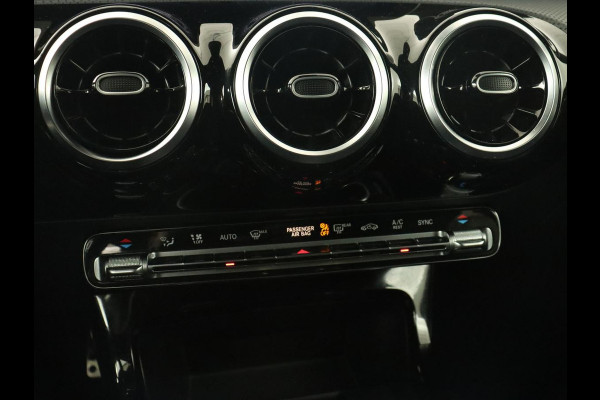 Mercedes-Benz A-Klasse 180 Business Solution AMG | Panoramadak | Stoelverwarming | Leder/Alcantara | Navigatie | Park Assist | Camera | Widescreen | Full LED