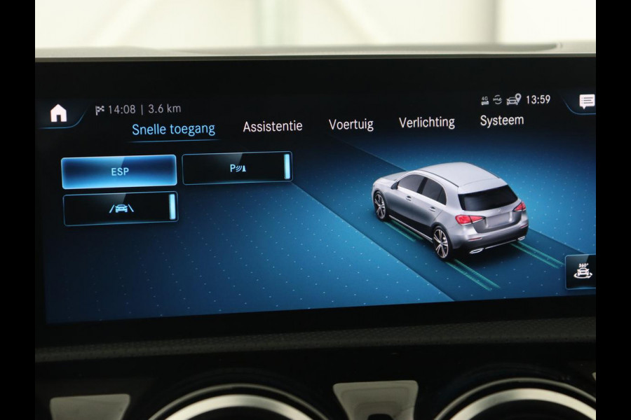 Mercedes-Benz A-Klasse 180 Business Solution AMG | Panoramadak | Stoelverwarming | Leder/Alcantara | Navigatie | Park Assist | Camera | Widescreen | Full LED