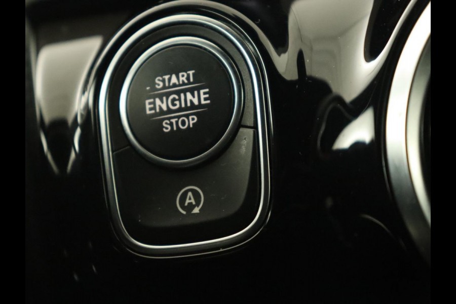 Mercedes-Benz A-Klasse 180 Business Solution AMG | Panoramadak | Stoelverwarming | Leder/Alcantara | Navigatie | Park Assist | Camera | Widescreen | Full LED