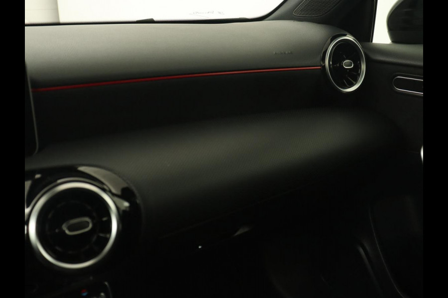 Mercedes-Benz A-Klasse 180 Business Solution AMG | Panoramadak | Stoelverwarming | Leder/Alcantara | Navigatie | Park Assist | Camera | Widescreen | Full LED