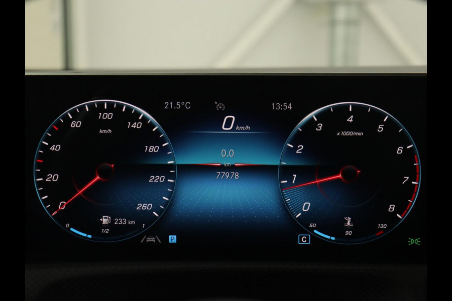 Mercedes-Benz A-Klasse 180 Business Solution AMG | Panoramadak | Stoelverwarming | Leder/Alcantara | Navigatie | Park Assist | Camera | Widescreen | Full LED