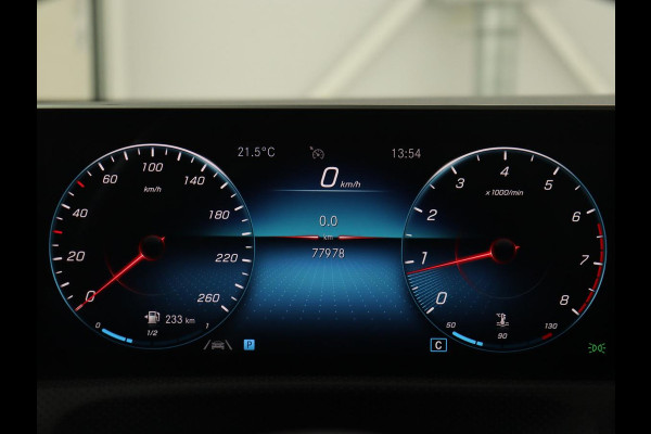 Mercedes-Benz A-Klasse 180 Business Solution AMG | Panoramadak | Stoelverwarming | Leder/Alcantara | Navigatie | Park Assist | Camera | Widescreen | Full LED