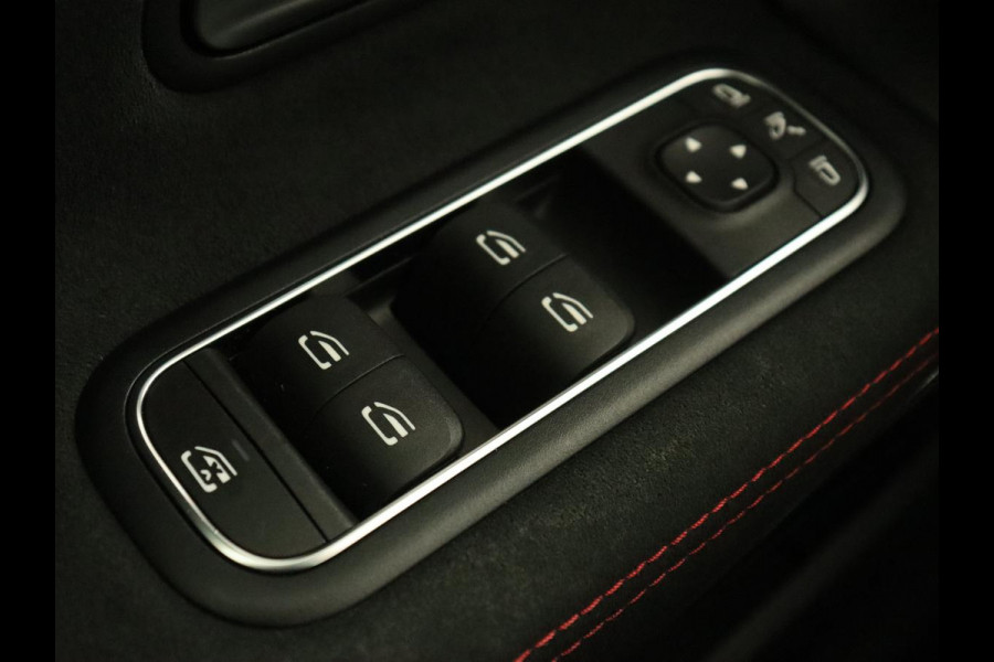 Mercedes-Benz A-Klasse 180 Business Solution AMG | Panoramadak | Stoelverwarming | Leder/Alcantara | Navigatie | Park Assist | Camera | Widescreen | Full LED