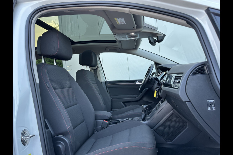 Volkswagen Touran 7p 1.4 TSI 150pk DSG Highline | Pano dak | Trekhaak Volkswagen Touran 7p 1.4 TSI 150pk DSG Highline | Pano dak | Trekhaak