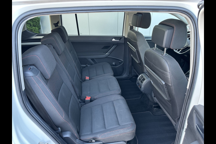 Volkswagen Touran 7p 1.4 TSI 150pk DSG Highline | Pano dak | Trekhaak Volkswagen Touran 7p 1.4 TSI 150pk DSG Highline | Pano dak | Trekhaak