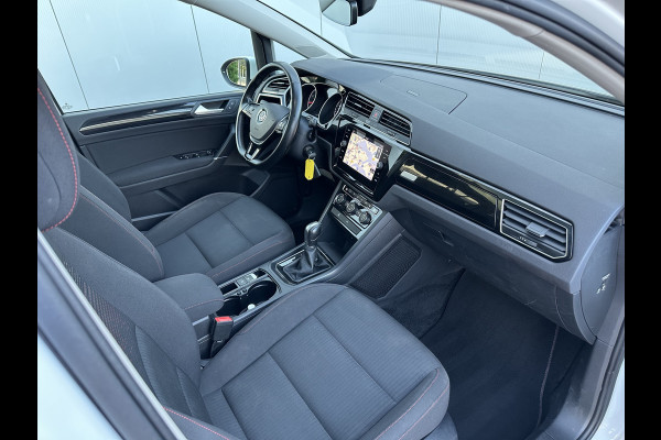 Volkswagen Touran 7p 1.4 TSI 150pk DSG Highline | Pano dak | Trekhaak Volkswagen Touran 7p 1.4 TSI 150pk DSG Highline | Pano dak | Trekhaak