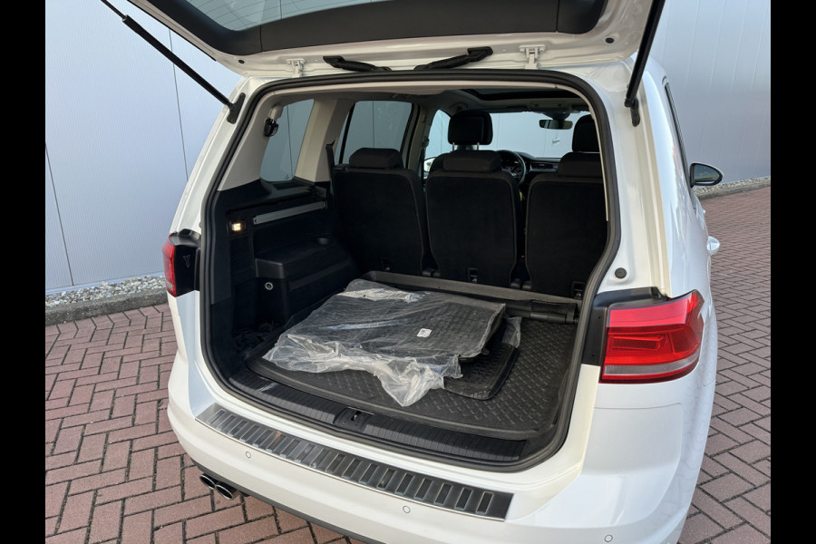 Volkswagen Touran 7p 1.4 TSI 150pk DSG Highline | Pano dak | Trekhaak Volkswagen Touran 7p 1.4 TSI 150pk DSG Highline | Pano dak | Trekhaak
