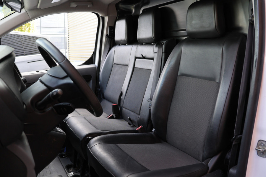 Opel Vivaro 2.0 CDTI L3H1 XL | CarPlay | Camera | Lederen bekleding | 3-Zitter | Blind Spot | Keyless entry | Climate control |  Dealer onderhouden | Nieuwe APK | Nieuwe vliegwiel / koppeling