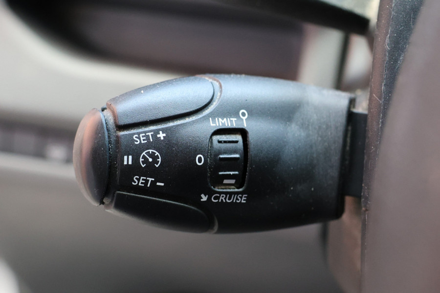 Opel Vivaro 2.0 CDTI L3H1 XL | CarPlay | Camera | Lederen bekleding | 3-Zitter | Blind Spot | Keyless entry | Climate control |  Dealer onderhouden | Nieuwe APK | Nieuwe vliegwiel / koppeling