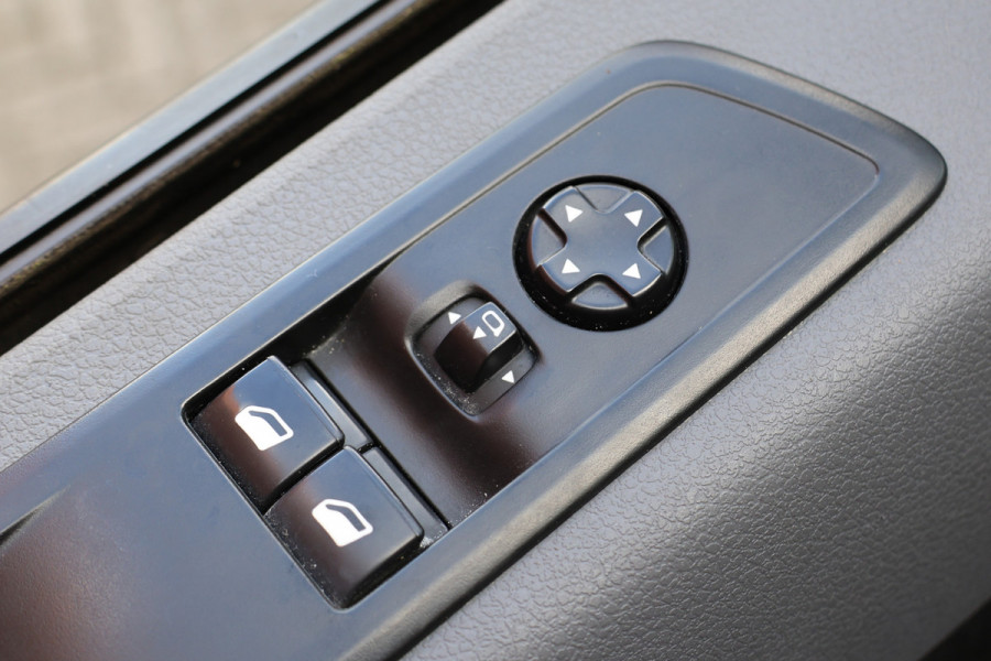 Opel Vivaro 2.0 CDTI L3H1 XL | CarPlay | Camera | Lederen bekleding | 3-Zitter | Blind Spot | Keyless entry | Climate control |  Dealer onderhouden | Nieuwe APK | Nieuwe vliegwiel / koppeling