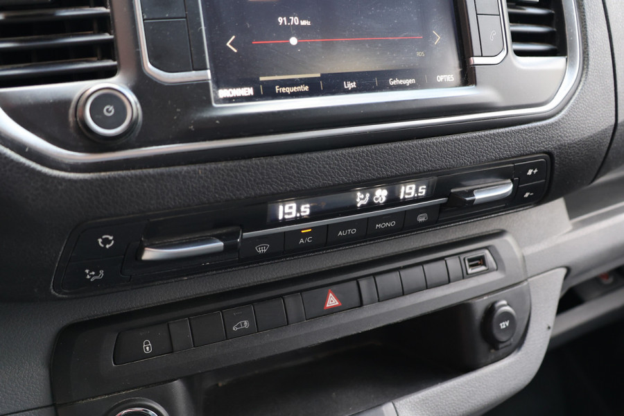 Opel Vivaro 2.0 CDTI L3H1 XL | CarPlay | Camera | Lederen bekleding | 3-Zitter | Blind Spot | Keyless entry | Climate control |  Dealer onderhouden | Nieuwe APK | Nieuwe vliegwiel / koppeling
