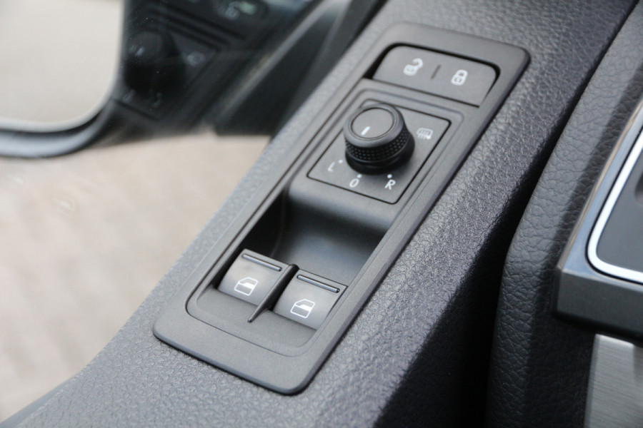 Volkswagen Transporter 2.0 TDI 150 | Aut. | DC | L2H1 | Orig. Navi | Cruise | Airco.. Volkswagen Transporter 2.0 TDI 150 | Aut. | DC | L2H1 | Orig. Navi | Cruise | Airco..