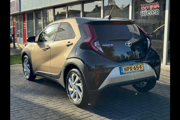 Toyota Aygo X 1.0 VVT-i Automaat Pulse Bi-Tone | Trekhaak, Lichtmetalen velgen, Privacy glass, Parkeercamera, Apple CarPlay/Android auto Toyota Aygo X 1.0 VVT-i Automaat Pulse Bi-Tone | Trekhaak, Lichtmetalen velgen, Privacy glass, Parkeercamera, Apple CarPlay/Android auto