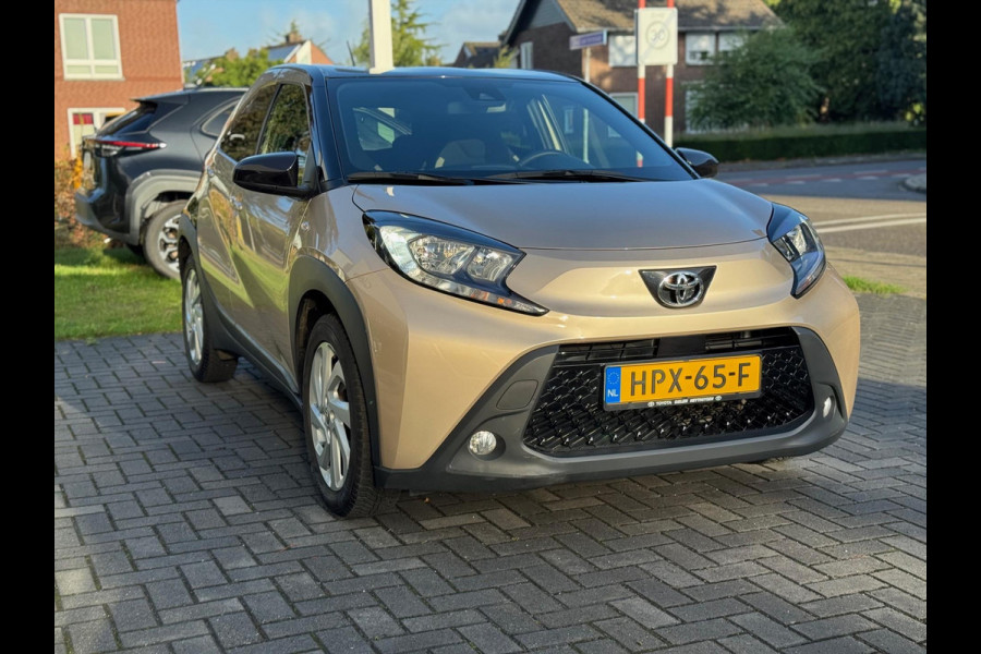 Toyota Aygo X 1.0 VVT-i Automaat Pulse Bi-Tone | Trekhaak, Lichtmetalen velgen, Privacy glass, Parkeercamera, Apple CarPlay/Android auto Toyota Aygo X 1.0 VVT-i Automaat Pulse Bi-Tone | Trekhaak, Lichtmetalen velgen, Privacy glass, Parkeercamera, Apple CarPlay/Android auto