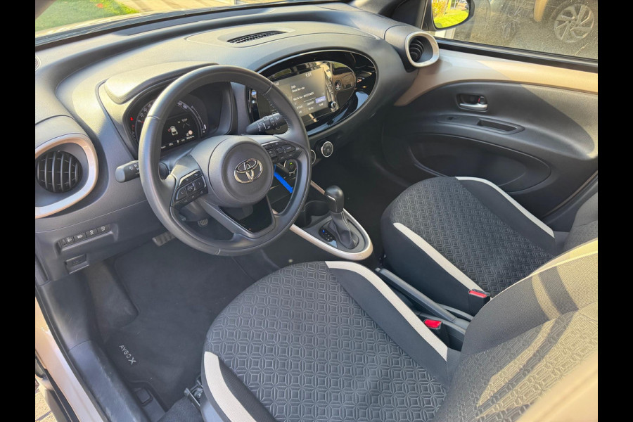 Toyota Aygo X 1.0 VVT-i Automaat Pulse Bi-Tone | Trekhaak, Lichtmetalen velgen, Privacy glass, Parkeercamera, Apple CarPlay/Android auto Toyota Aygo X 1.0 VVT-i Automaat Pulse Bi-Tone | Trekhaak, Lichtmetalen velgen, Privacy glass, Parkeercamera, Apple CarPlay/Android auto