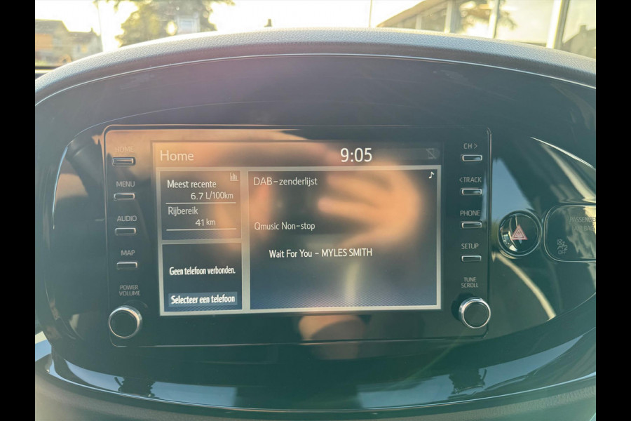 Toyota Aygo X 1.0 VVT-i Automaat Pulse Bi-Tone | Trekhaak, Lichtmetalen velgen, Privacy glass, Parkeercamera, Apple CarPlay/Android auto Toyota Aygo X 1.0 VVT-i Automaat Pulse Bi-Tone | Trekhaak, Lichtmetalen velgen, Privacy glass, Parkeercamera, Apple CarPlay/Android auto
