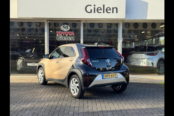Toyota Aygo X 1.0 VVT-i Automaat Pulse Bi-Tone | Trekhaak, Lichtmetalen velgen, Privacy glass, Parkeercamera, Apple CarPlay/Android auto Toyota Aygo X 1.0 VVT-i Automaat Pulse Bi-Tone | Trekhaak, Lichtmetalen velgen, Privacy glass, Parkeercamera, Apple CarPlay/Android auto