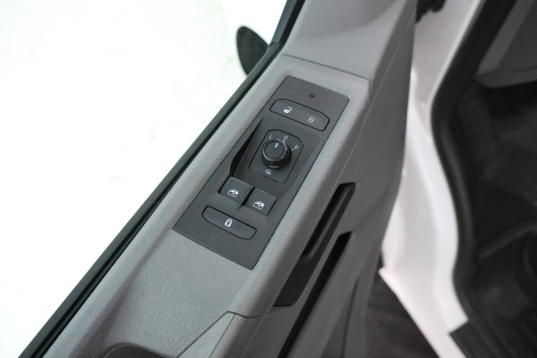 Volkswagen Transporter 2.0 TDI L1H1 26 Volleder, Dubbel cabine, Navigatie