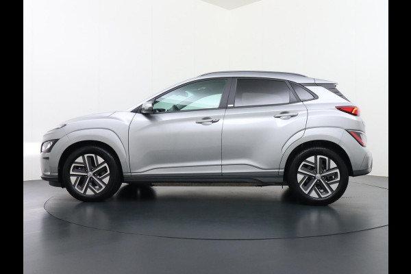 Hyundai Kona Trend VAN: 25.900,- VOOR: 23.330,- UW HERFSTVOORDEEL: 2.570,- 3 FASE LADEN! 64kwh NAVI by Applecarplay/Android auto | rijklaarprijs incl. 12mnd Bovag garantie.