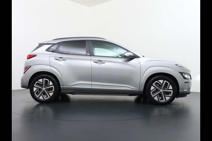 Hyundai Kona Trend VAN: 25.900,- VOOR: 23.330,- UW HERFSTVOORDEEL: 2.570,- 3 FASE LADEN! 64kwh NAVI by Applecarplay/Android auto | rijklaarprijs incl. 12mnd Bovag garantie.