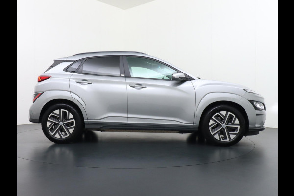 Hyundai Kona Trend VAN: 25.900,- VOOR: 23.330,- UW HERFSTVOORDEEL: 2.570,- 3 FASE LADEN! 64kwh NAVI by Applecarplay/Android auto | rijklaarprijs incl. 12mnd Bovag garantie.