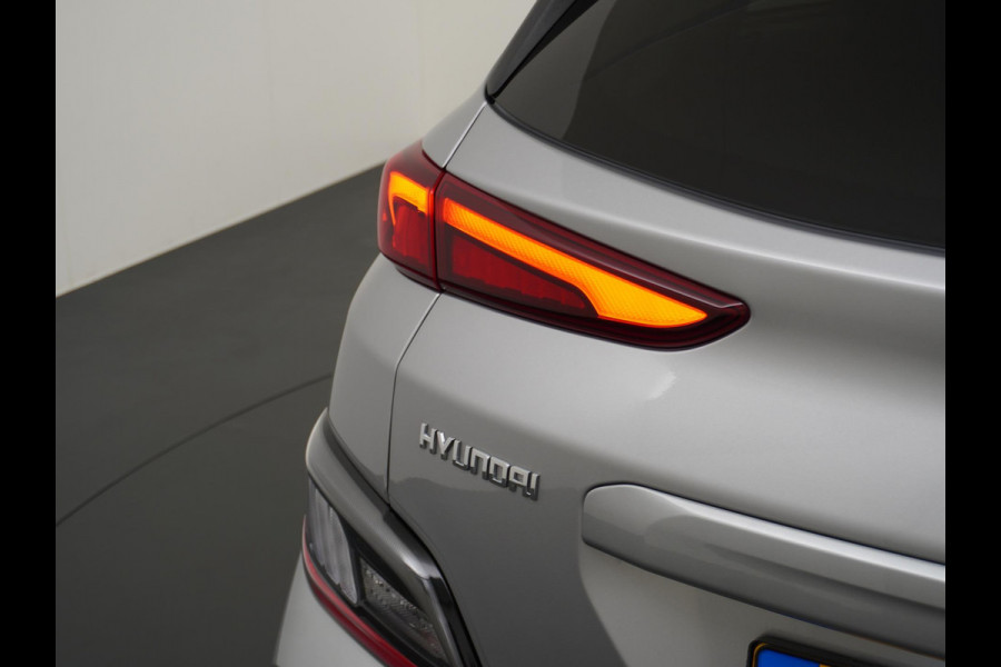 Hyundai Kona Trend VAN: 25.900,- VOOR: 23.330,- UW HERFSTVOORDEEL: 2.570,- 3 FASE LADEN! 64kwh NAVI by Applecarplay/Android auto | rijklaarprijs incl. 12mnd Bovag garantie.