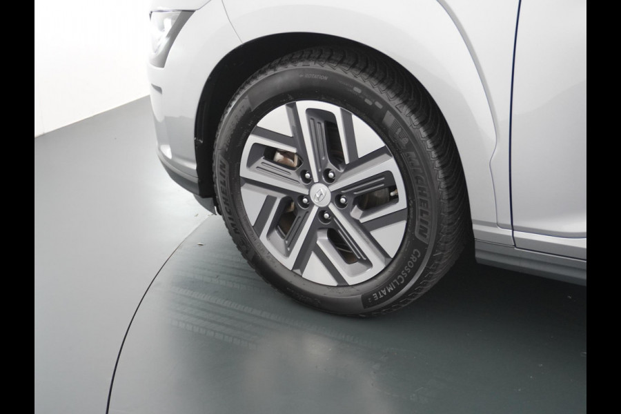 Hyundai Kona Trend VAN: 25.900,- VOOR: 23.330,- UW HERFSTVOORDEEL: 2.570,- 3 FASE LADEN! 64kwh NAVI by Applecarplay/Android auto | rijklaarprijs incl. 12mnd Bovag garantie.